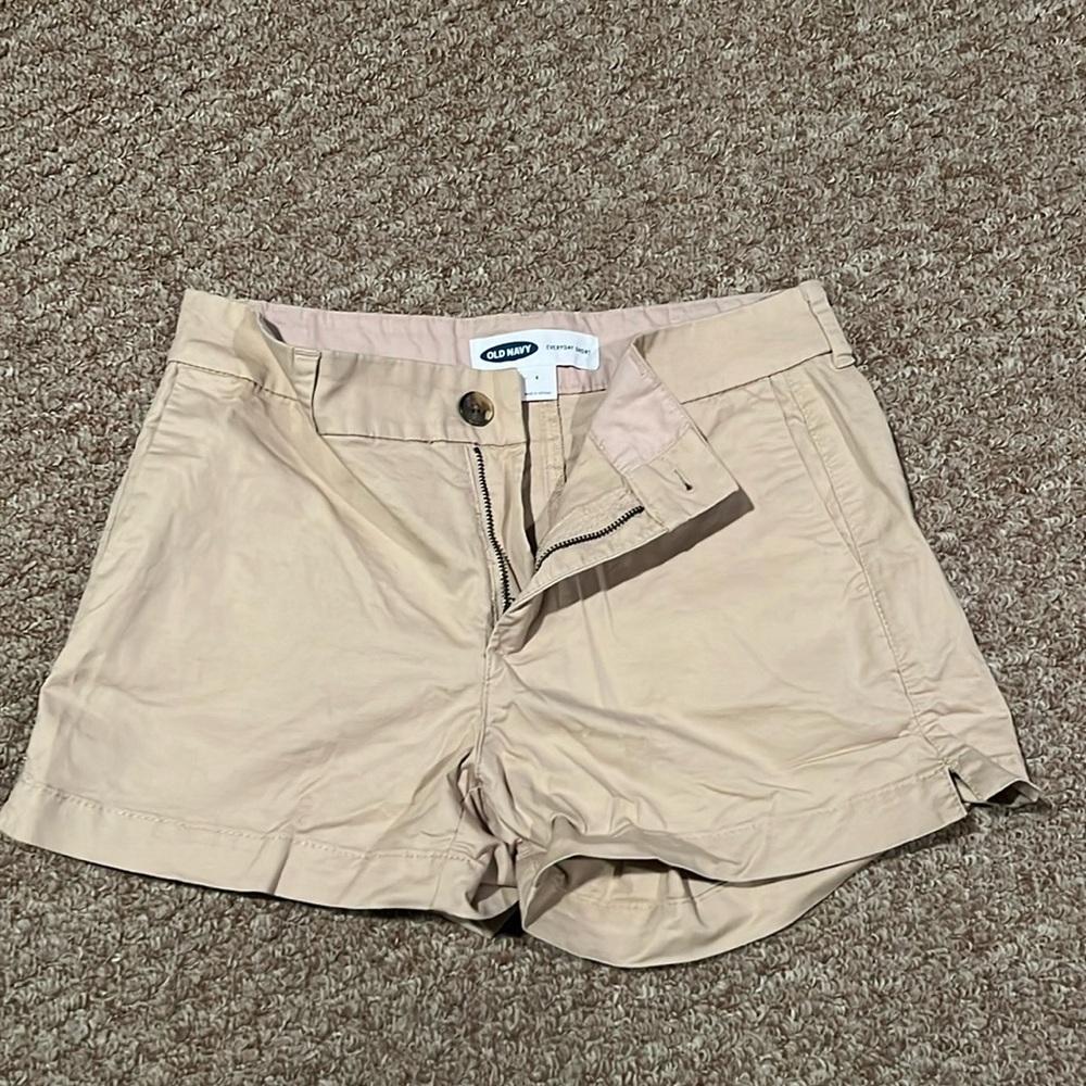 Old Navy women’s tan shorts. Size 4
